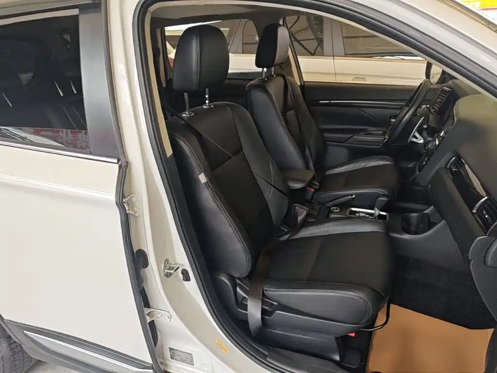 Mitsubishi Outlander (Import) — миниатюра 25