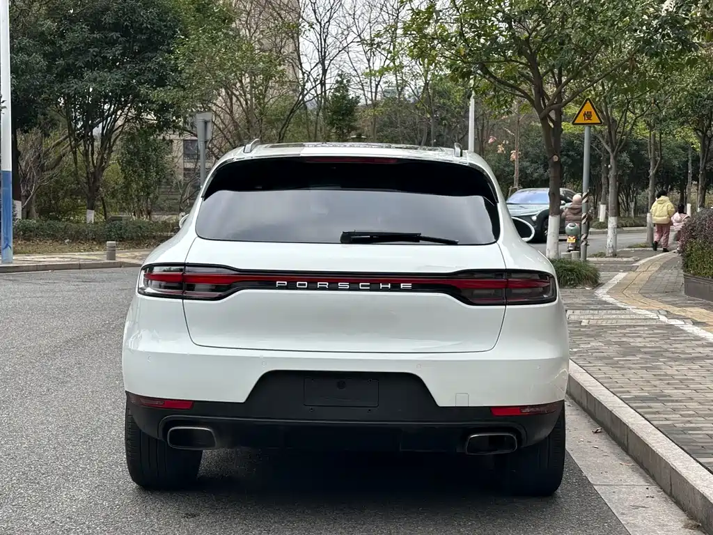 PORSCHE MACAN