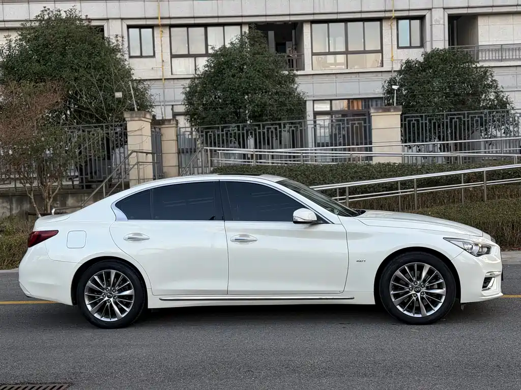 INFINITI Q50L