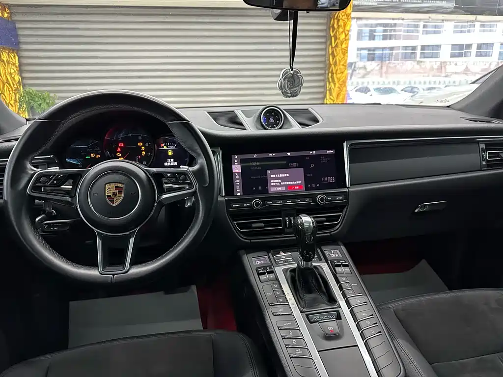 PORSCHE MACAN