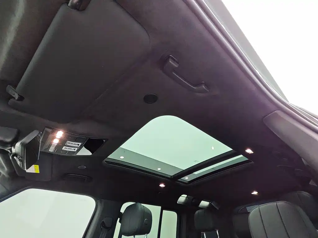 Land Rover Defender — миниатюра 10