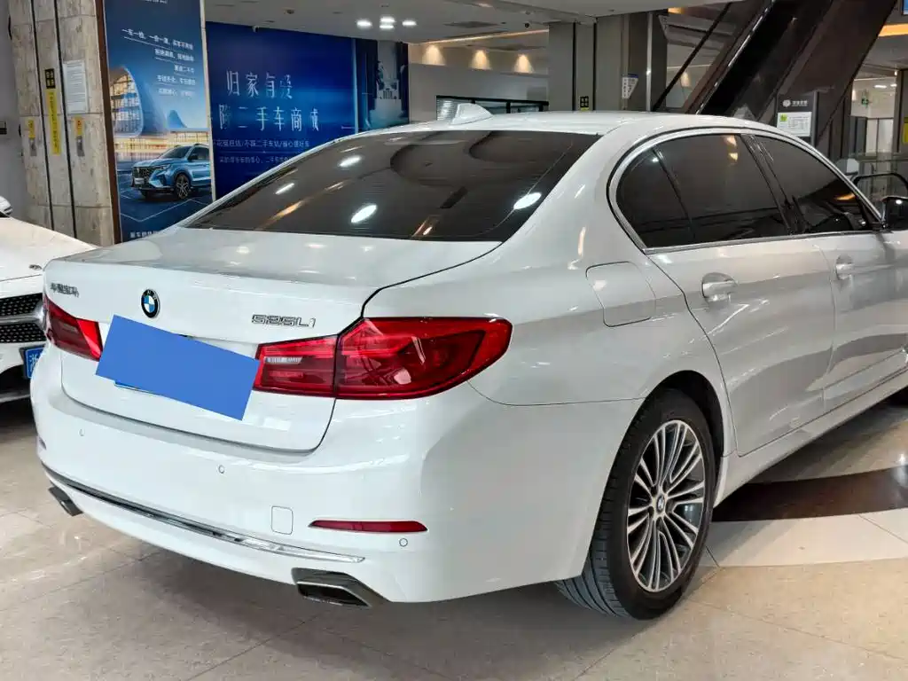 BMW 5 Series — миниатюра 13