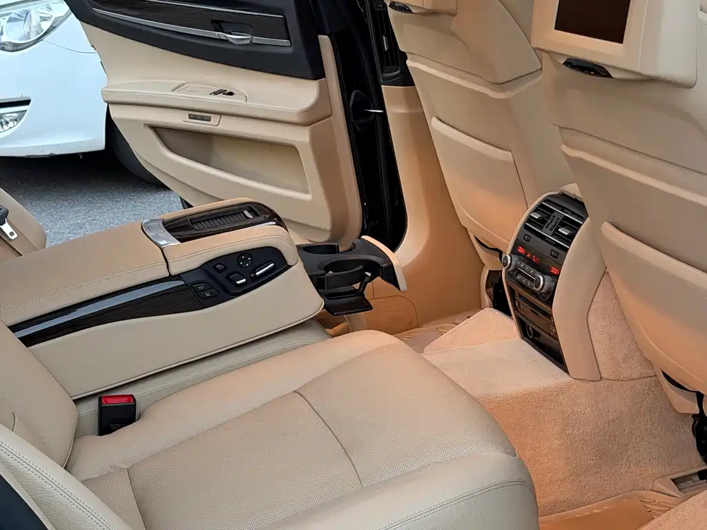 BMW 7 Series — миниатюра 12