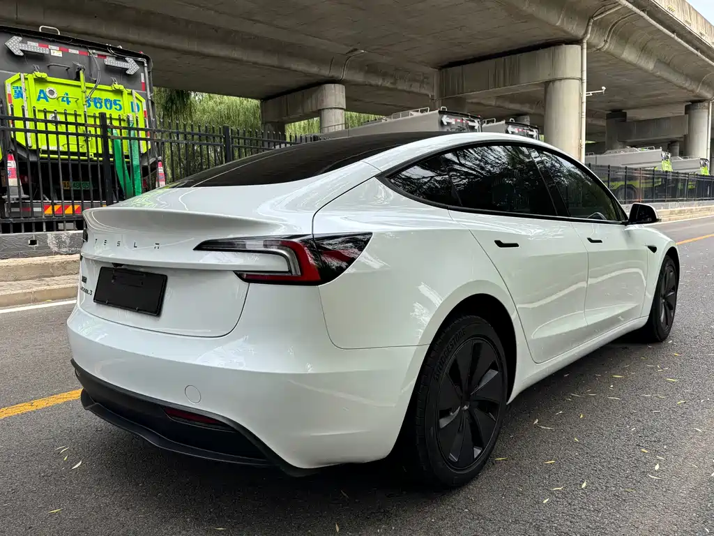 Tesla Model 3 — миниатюра 5
