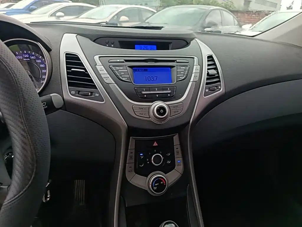 Hyundai Elantra Langdong — миниатюра 13