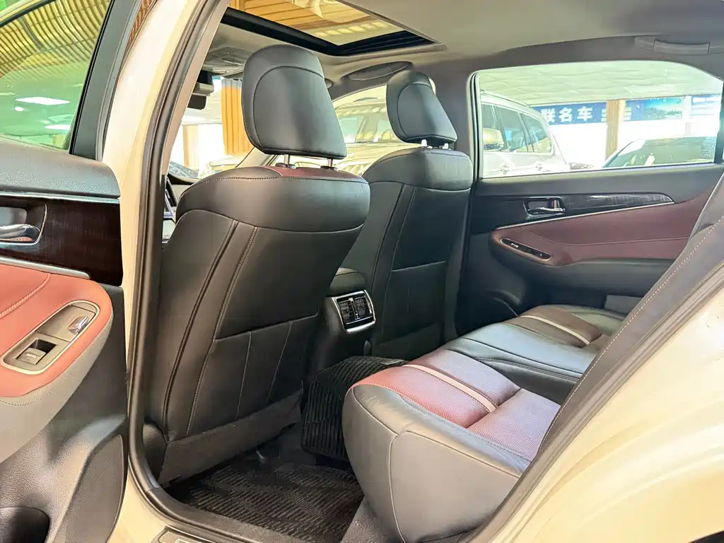 Toyota Crown — миниатюра 5