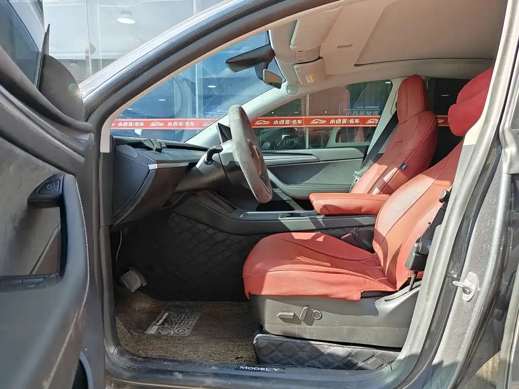Tesla Model Y — миниатюра 8