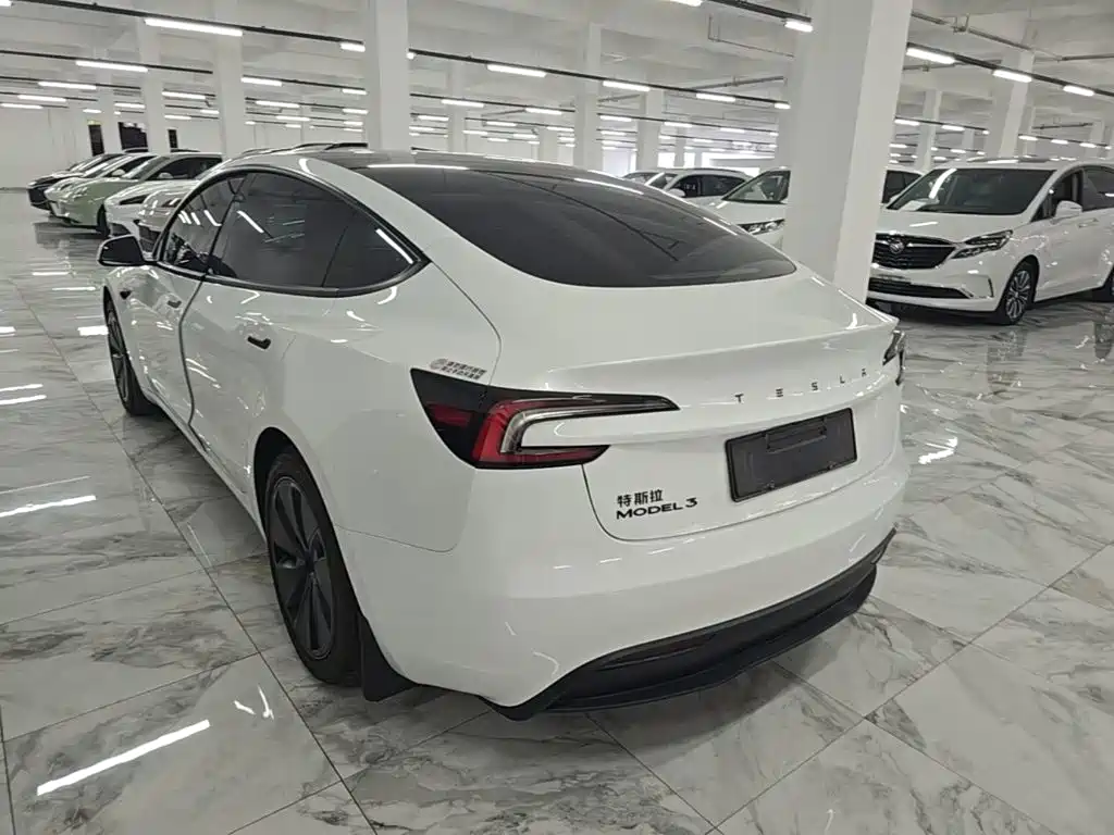 Tesla Model 3 — миниатюра 5