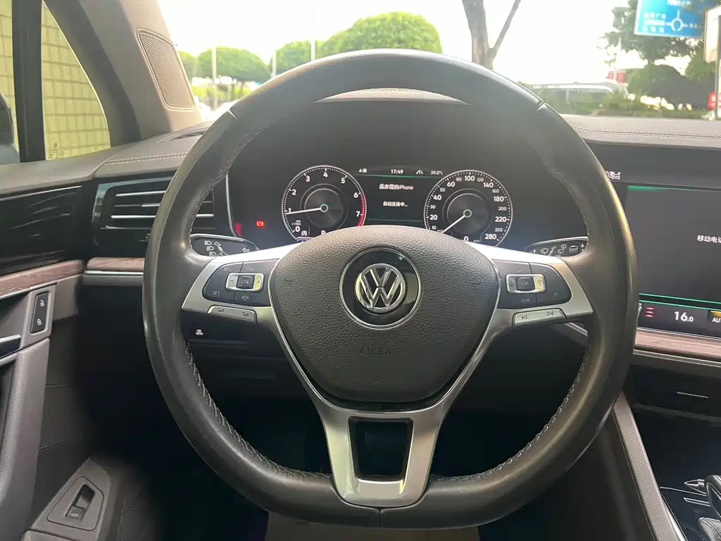 VOLKSWAGEN TOUAREG
