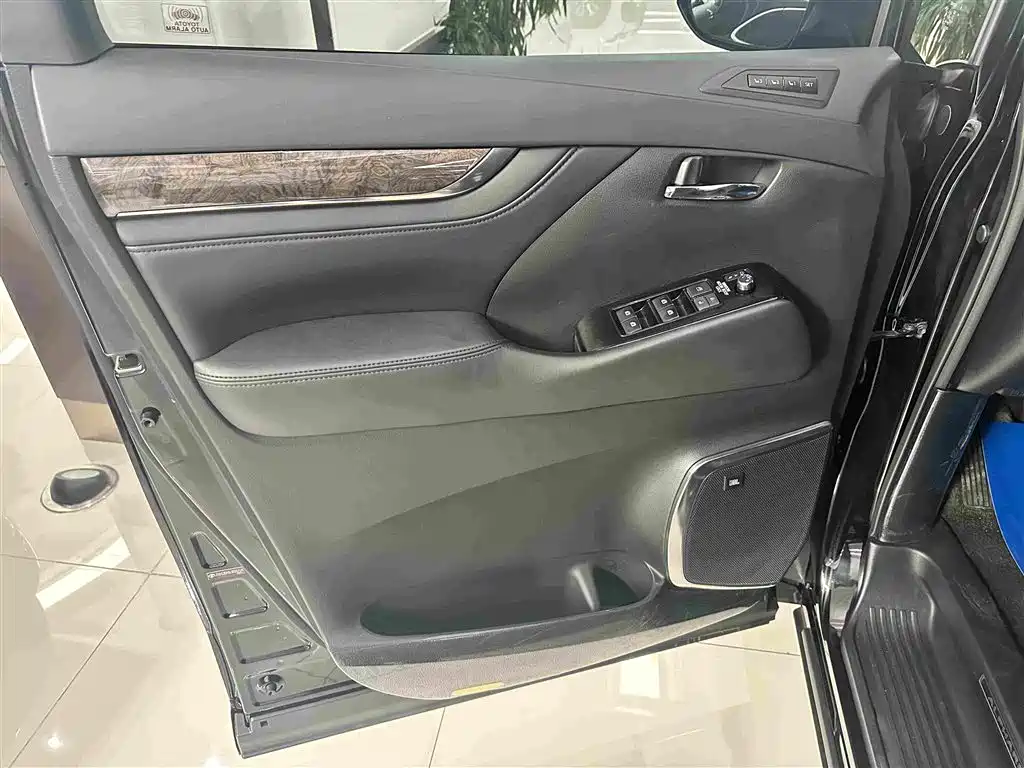 Toyota Alphard — миниатюра 6