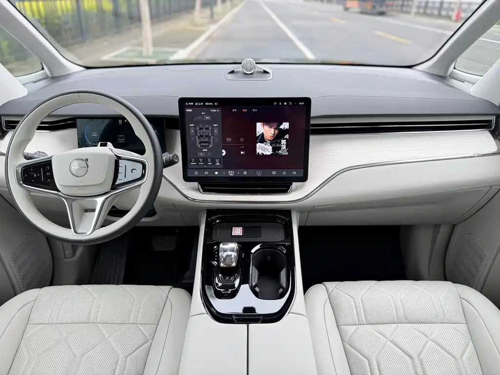 Volvo EM90 — миниатюра 18