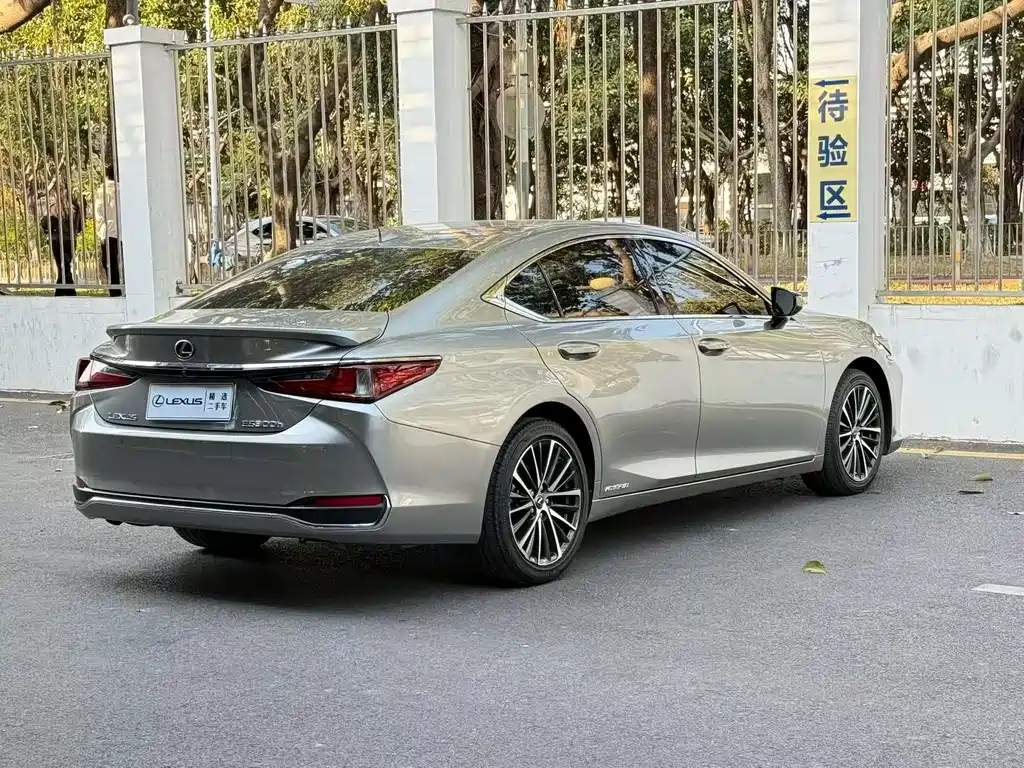 LEXUS ES