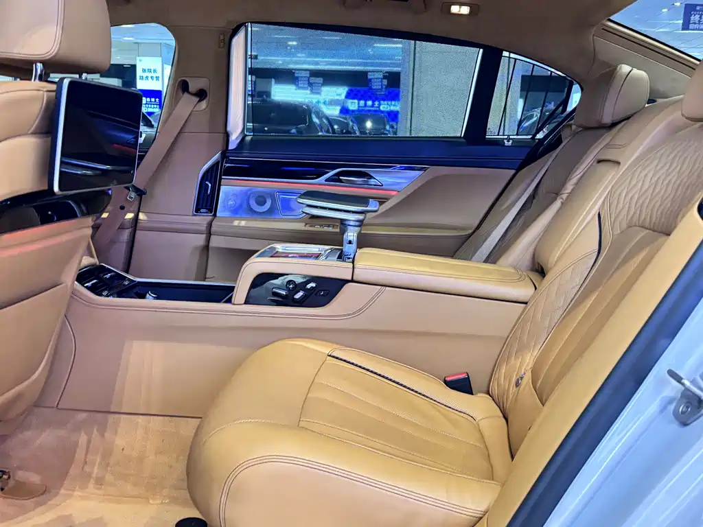 BMW 7 Series — миниатюра 6