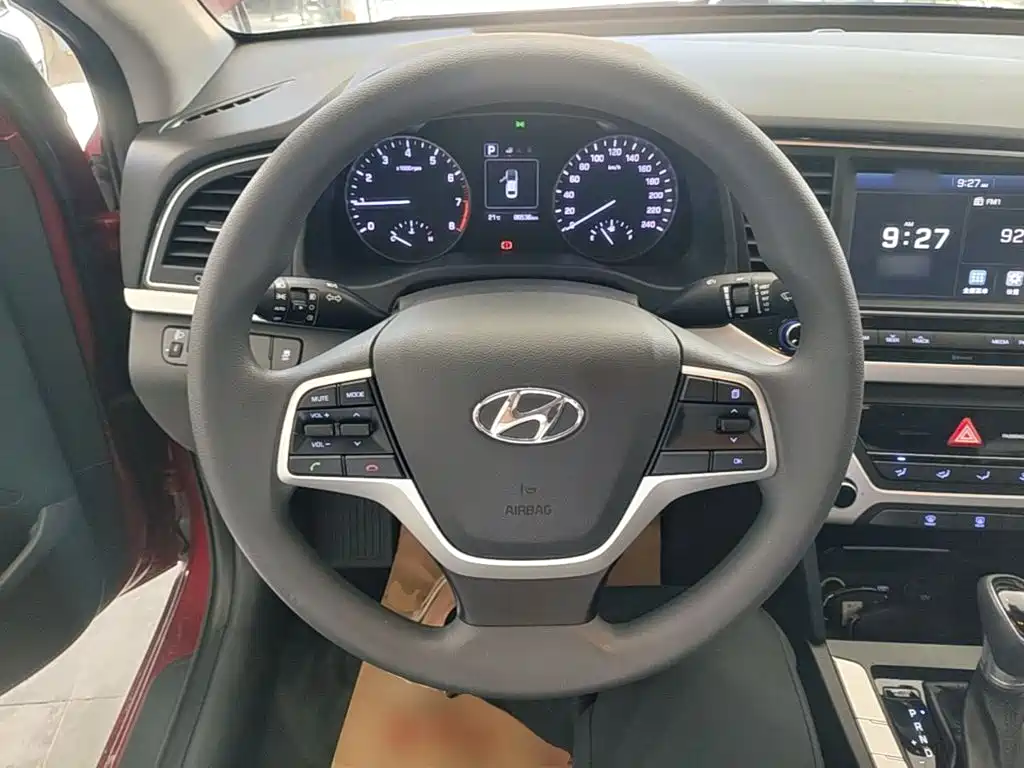 Hyundai Elantra — миниатюра 11