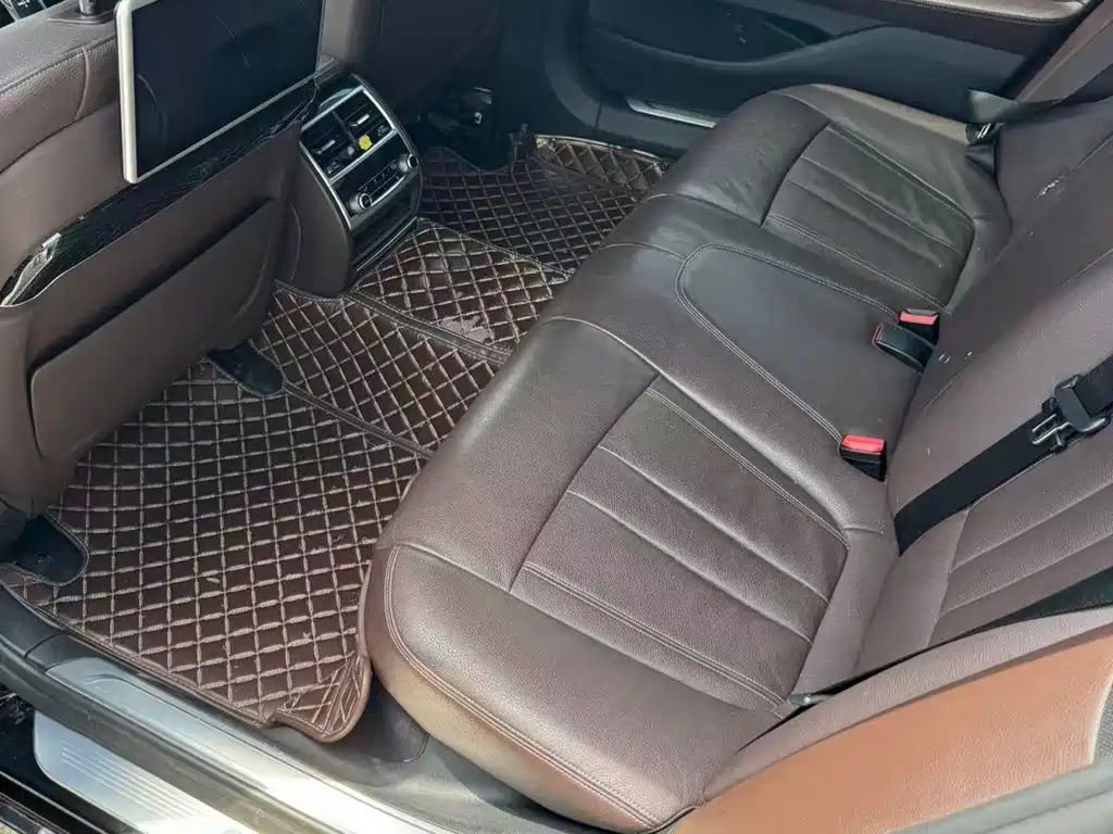 BMW 7 Series — миниатюра 4