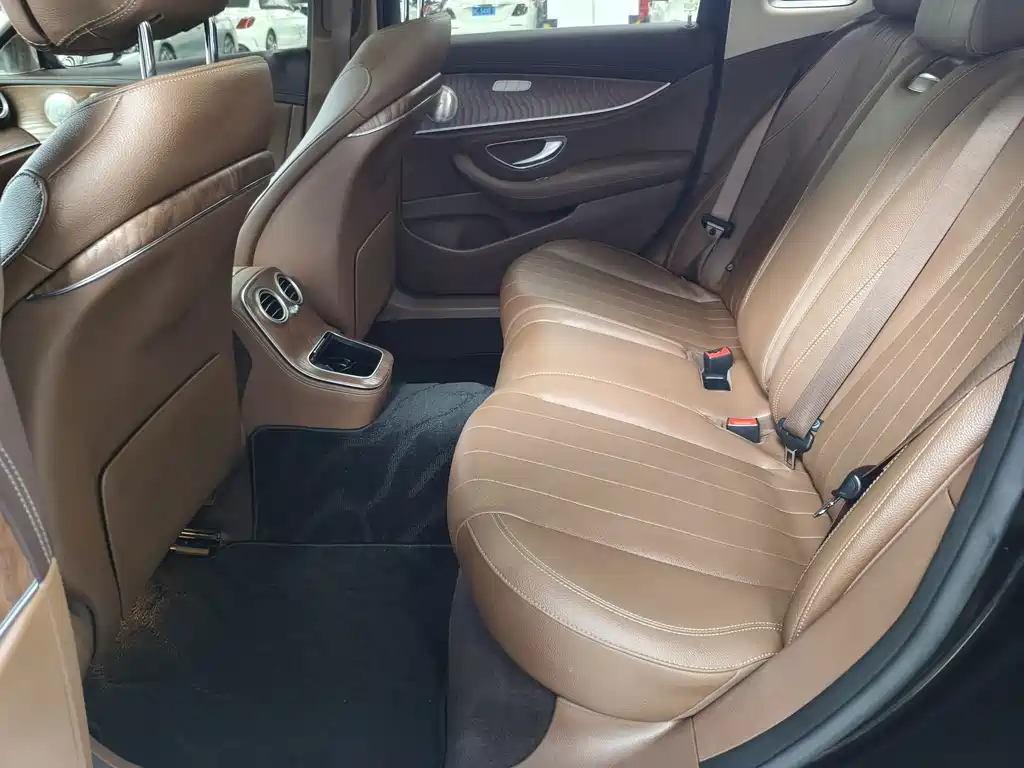 Mercedes-Benz E-Class — миниатюра 7
