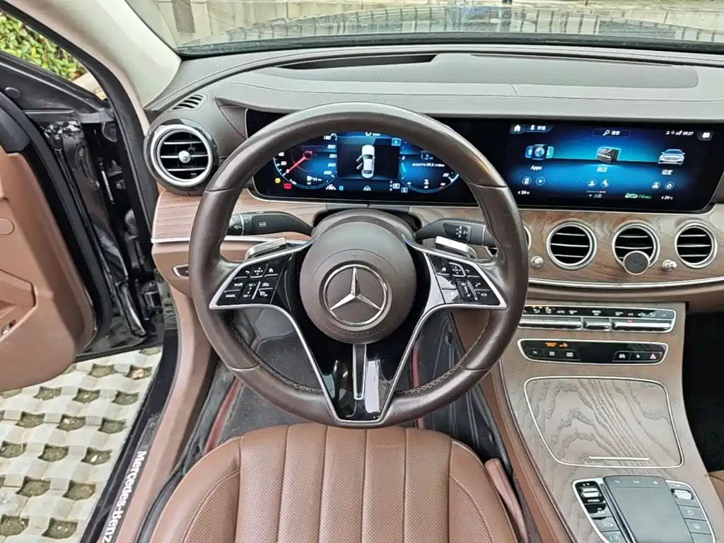 Mercedes-Benz E-Class — миниатюра 11