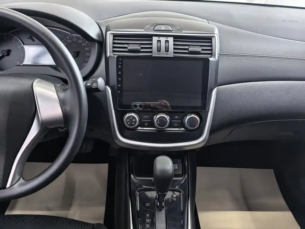 Nissan Tiida — миниатюра 12