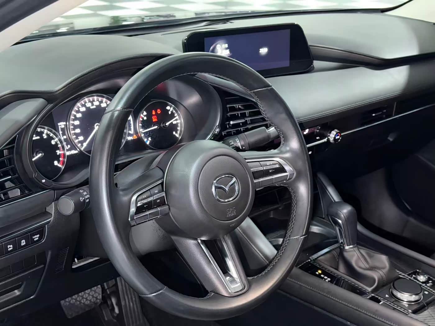 Mazda Mazda3 Axela 2.0 л 2022 г. Серебристо-серый, пробег 36000 км