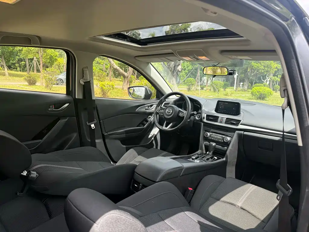 Mazda Mazda3 3 2019 2.0L AT Luxury V