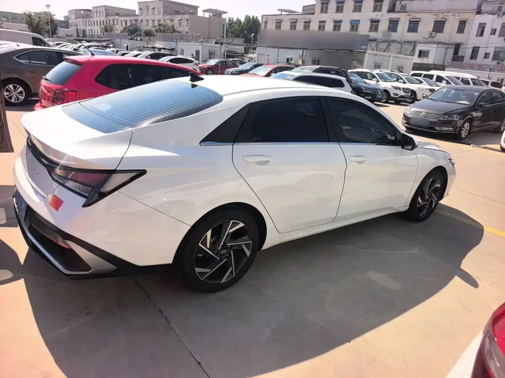 Hyundai Elantra — миниатюра 10