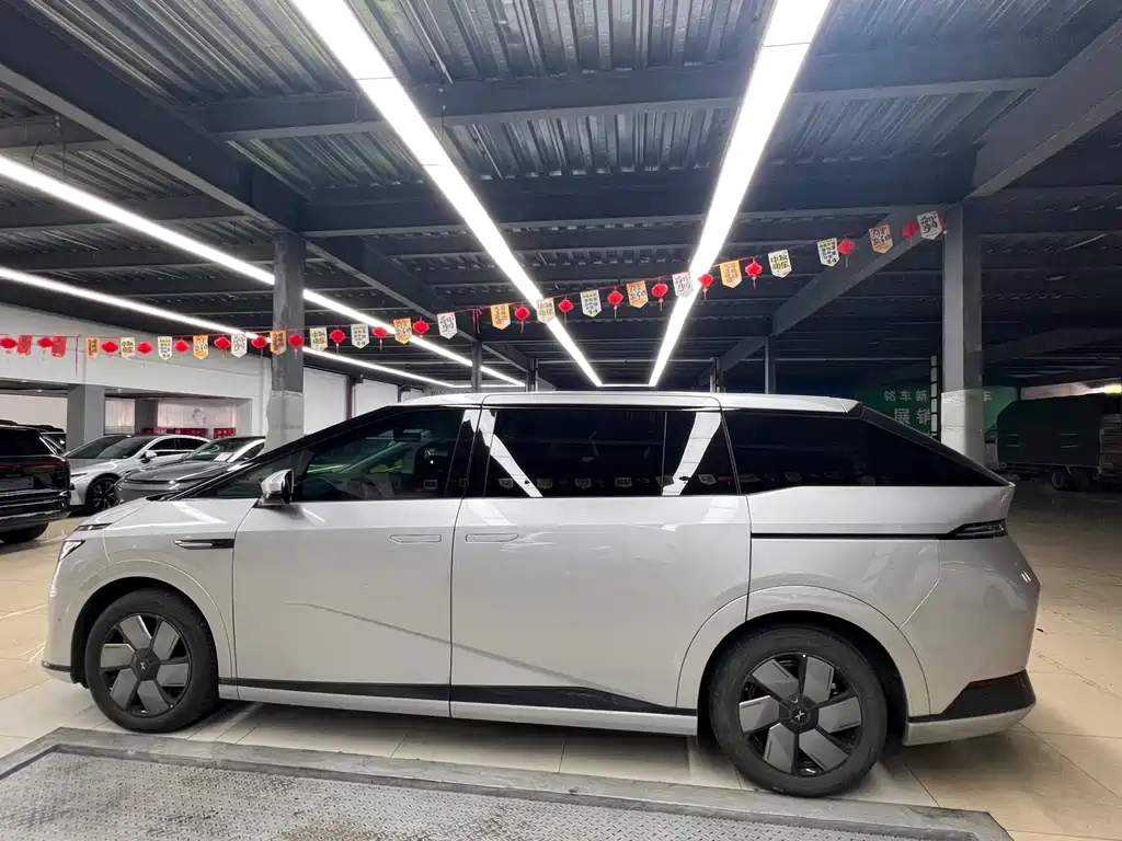 XPeng X9 — миниатюра 5