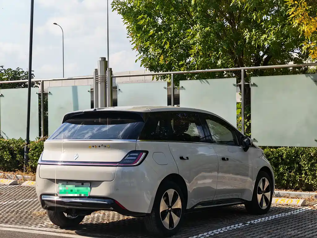 Baojun Yunduo — миниатюра 5