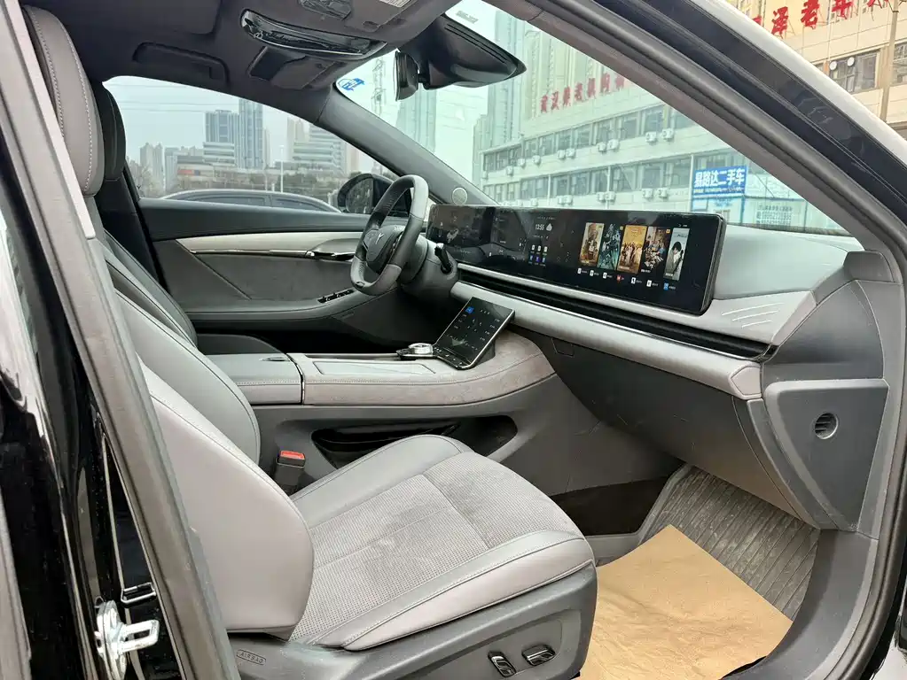 VOYAH LANTU CHASING LIGHT