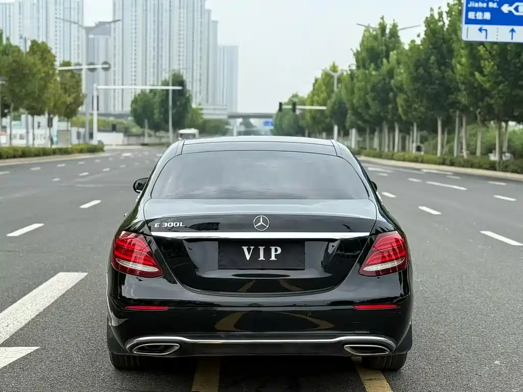Mercedes-Benz E-Class — миниатюра 8