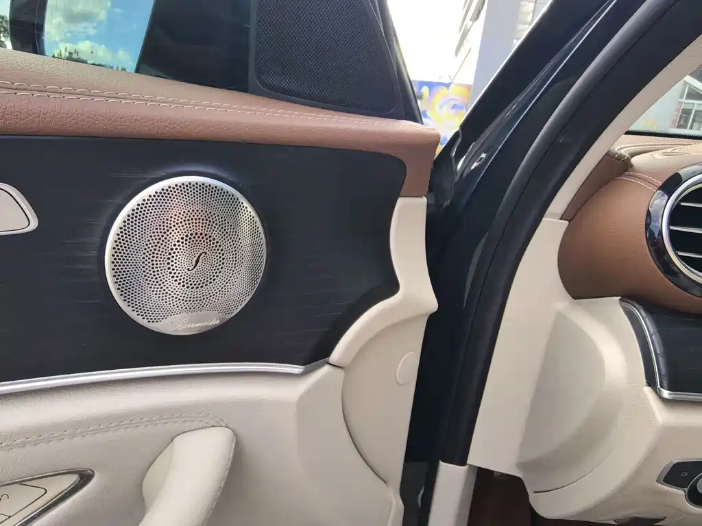 Mercedes-Benz E-Class — миниатюра 13