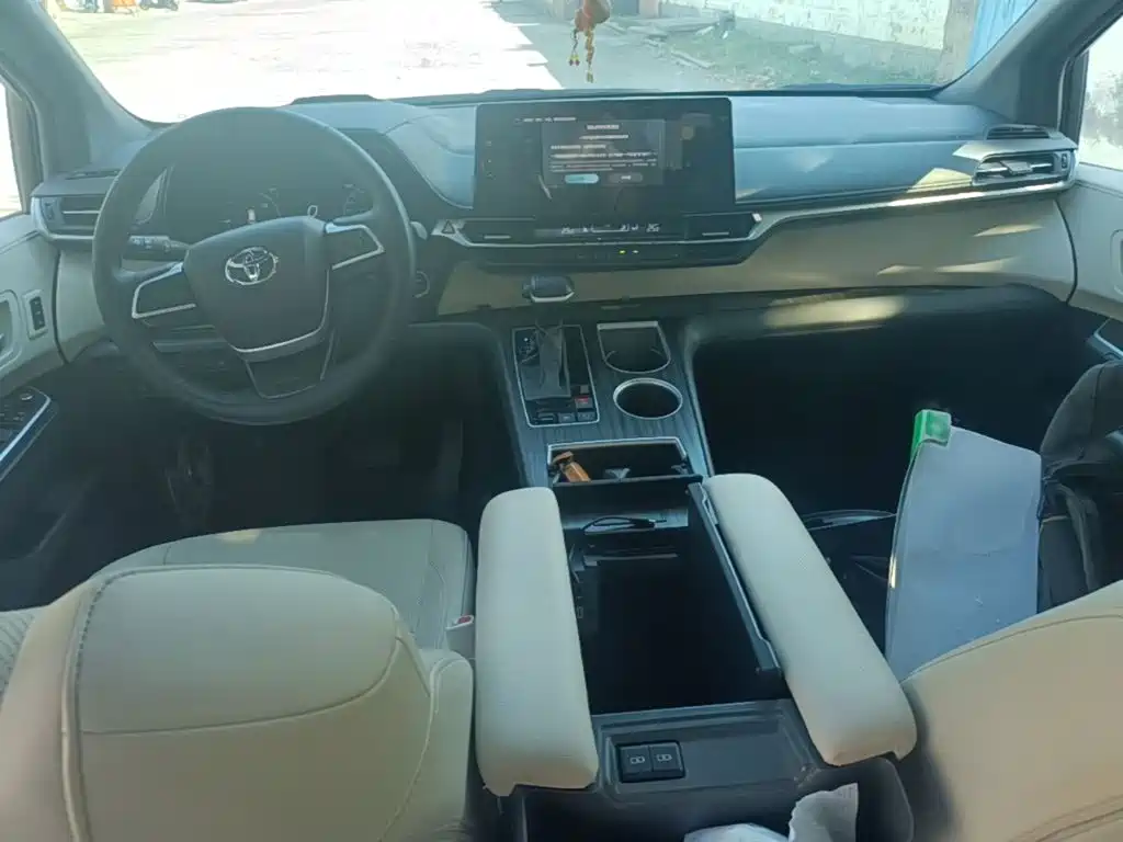Toyota Granvia — миниатюра 10