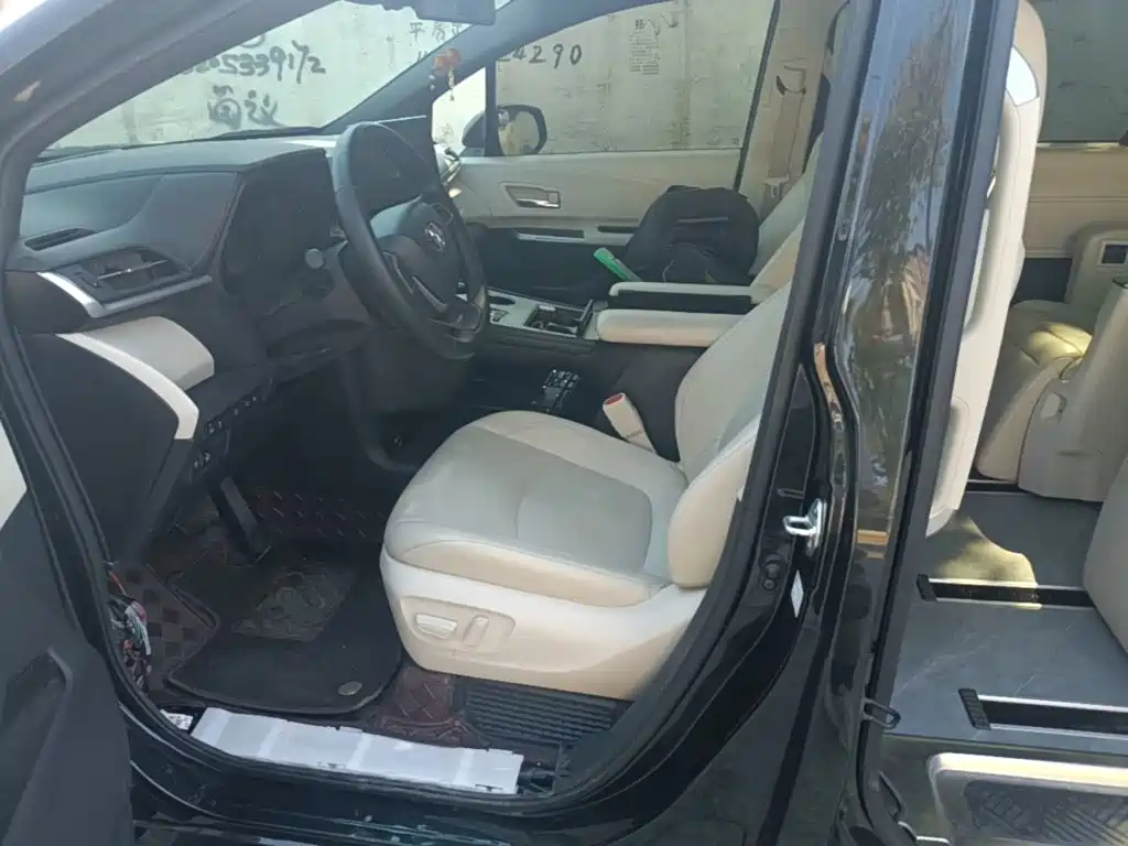 Toyota Granvia — миниатюра 15