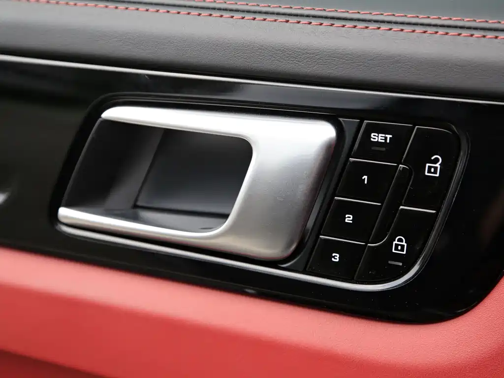 Porsche Cayenne — миниатюра 15