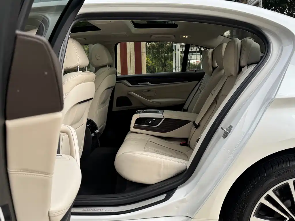 BMW 5 Series — миниатюра 10