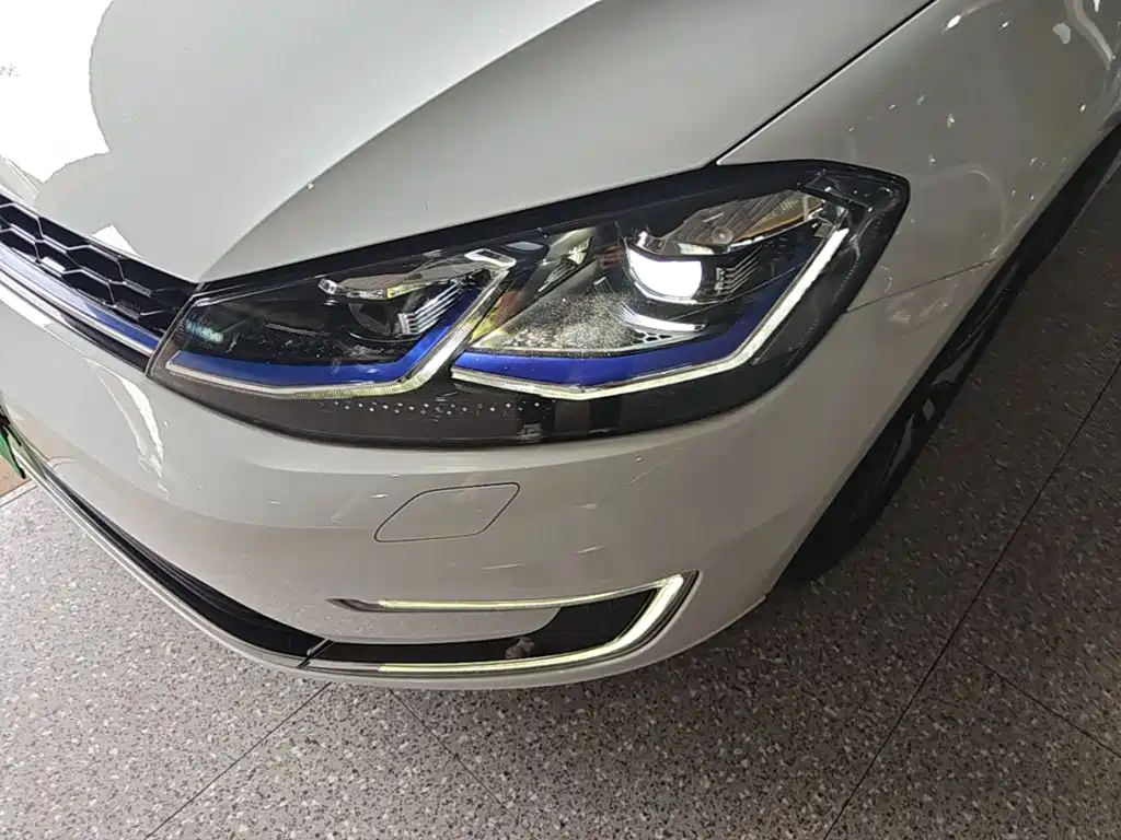 Volkswagen Golf EV — миниатюра 24