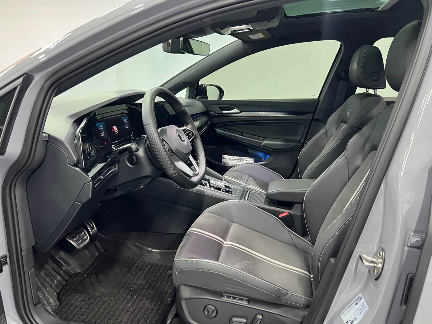 Volkswagen Golf 1.4 л 2024 г. Серебристо-серый, пробег 36000 км