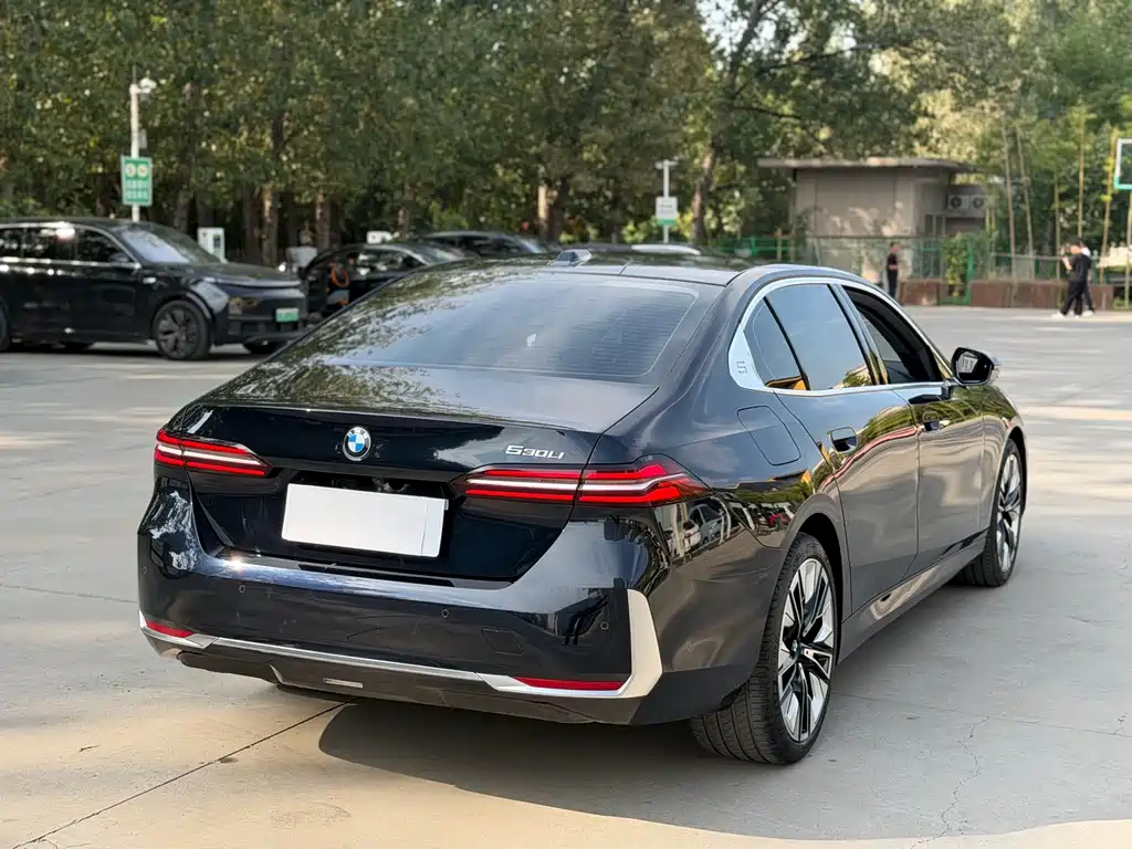 BMW 5 Series — миниатюра 6