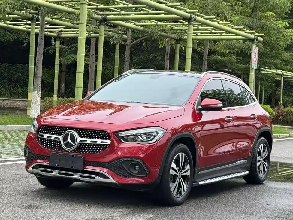 MERCEDES-BENZ GLA