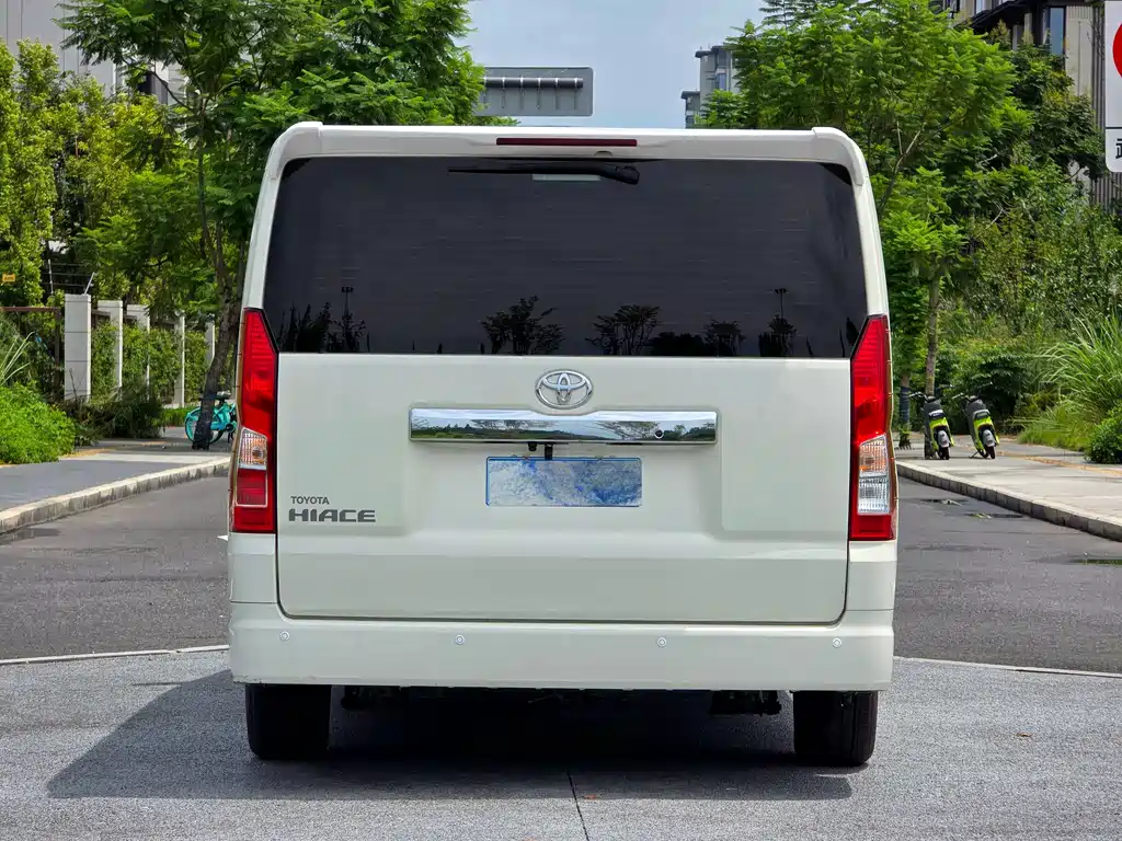 Toyota HiAce 2024 3.5L 7 мест