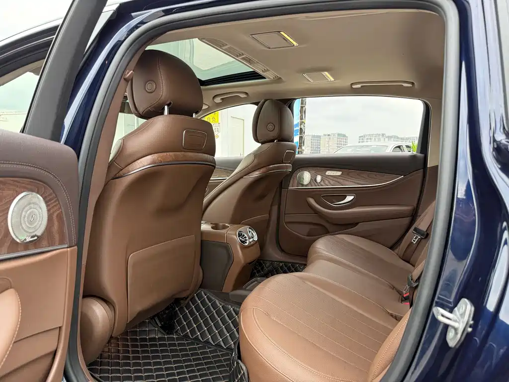 Mercedes-Benz E-Class — миниатюра 9