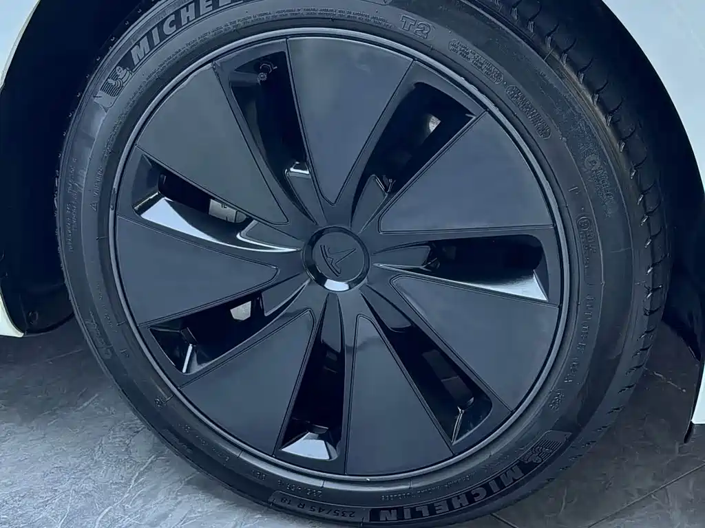 Tesla Model 3 — миниатюра 3