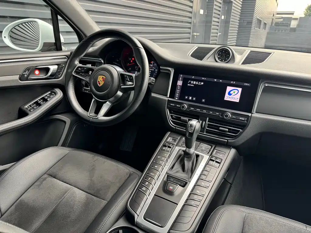 PORSCHE MACAN