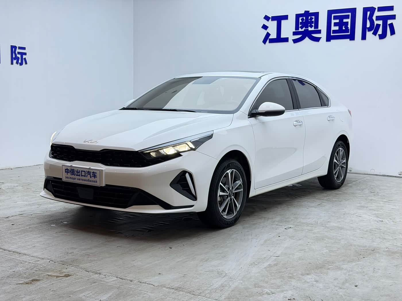 Kia K3 1.5 л 2023 г. Белый, пробег 30000 км