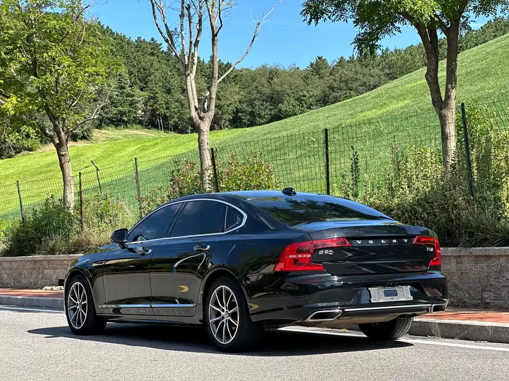 VOLVO S90