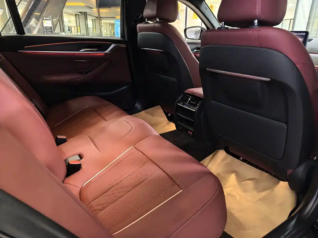 BMW 5 Series — миниатюра 11