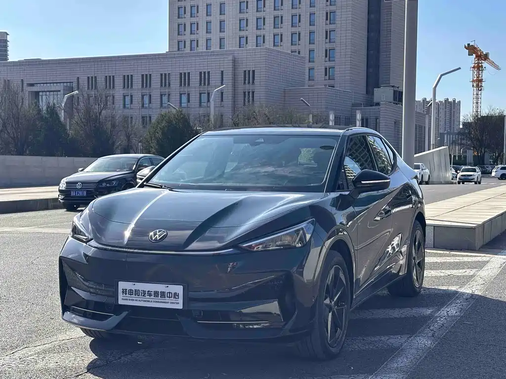 VOLKSWAGEN WITH THE CROWD 06