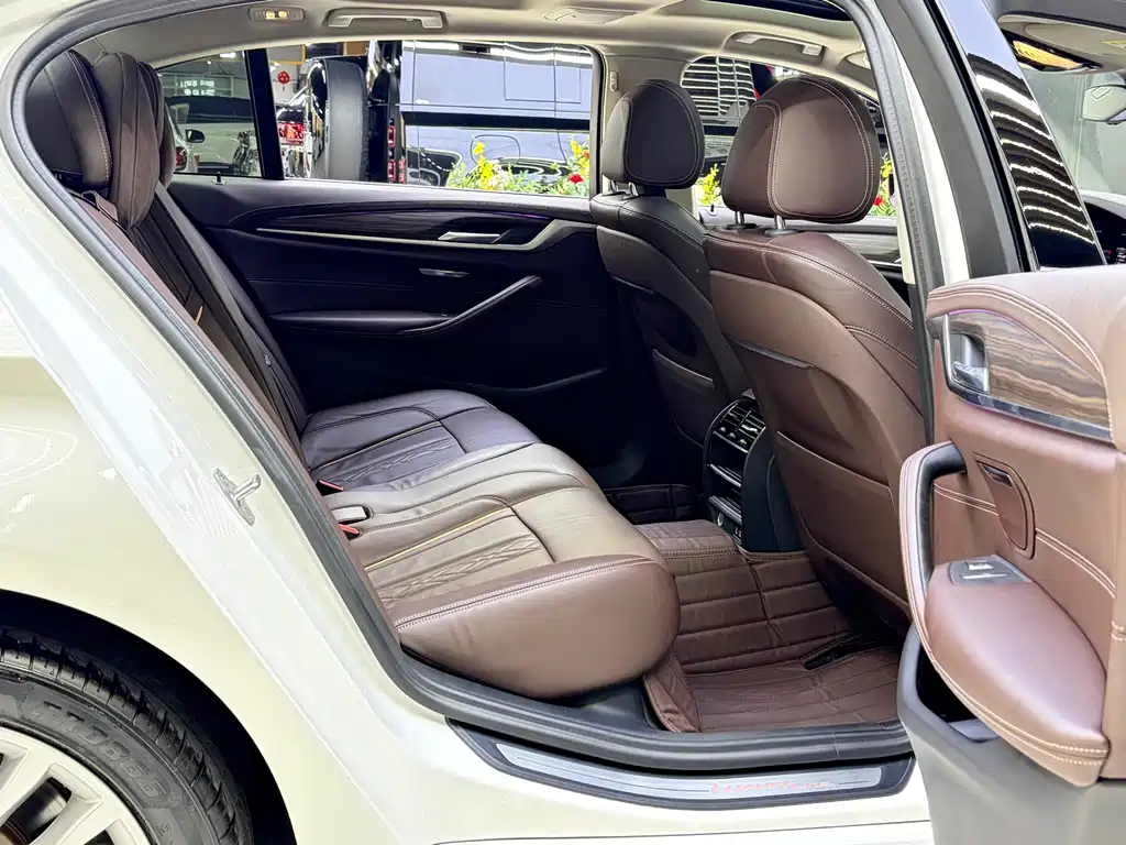 BMW 5 Series — миниатюра 16