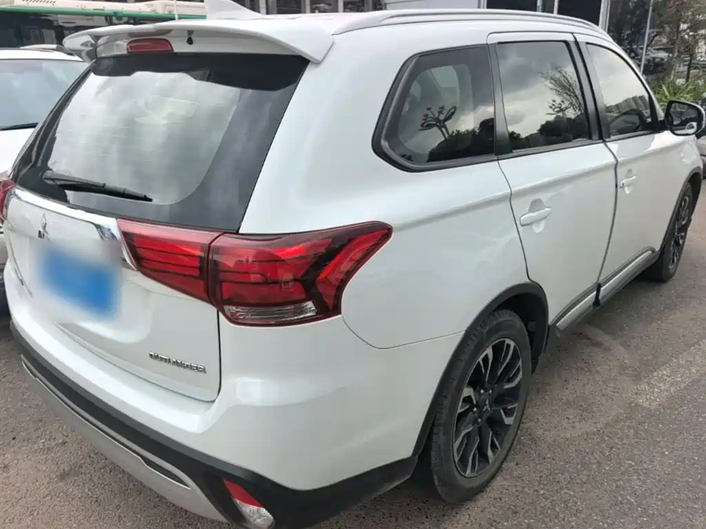 Mitsubishi Outlander — миниатюра 7