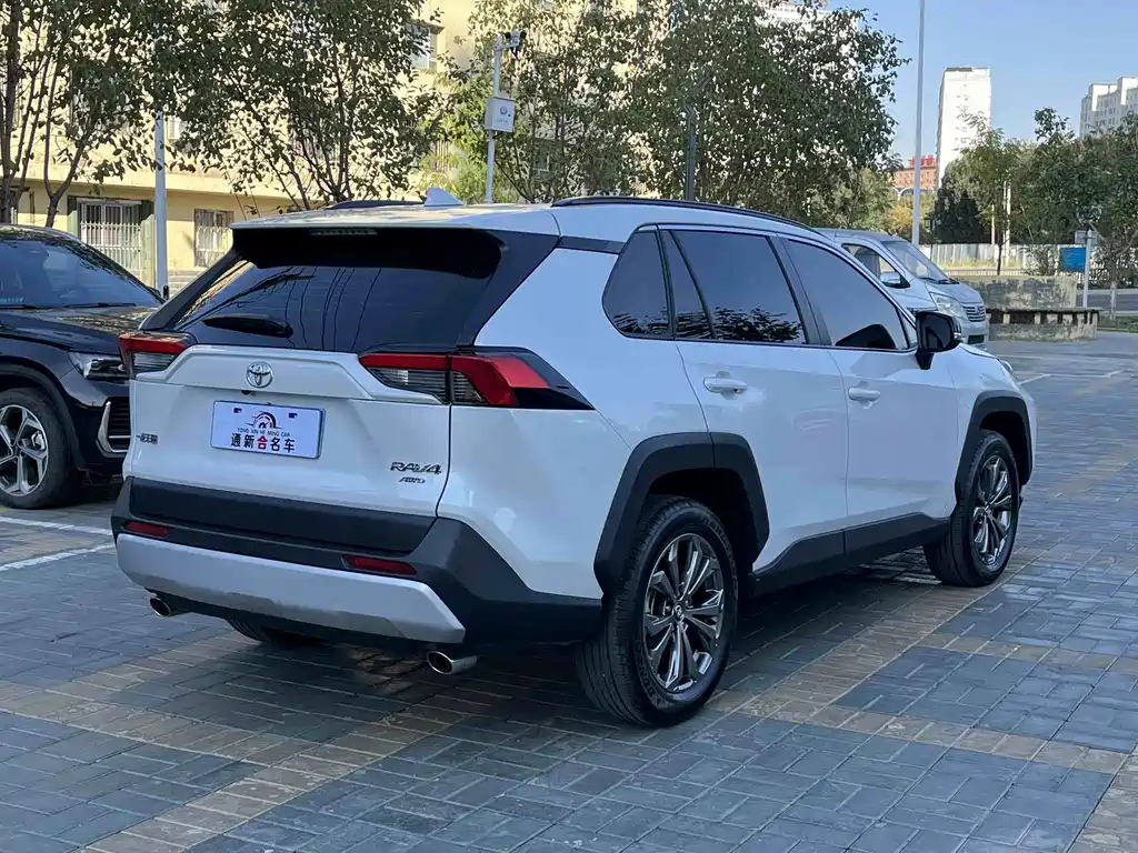 Toyota RAV4 — миниатюра 6