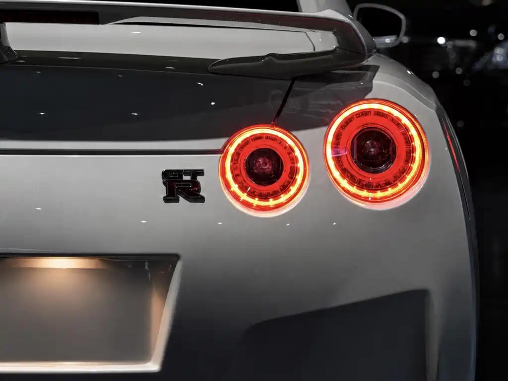 Nissan GT-R — миниатюра 6
